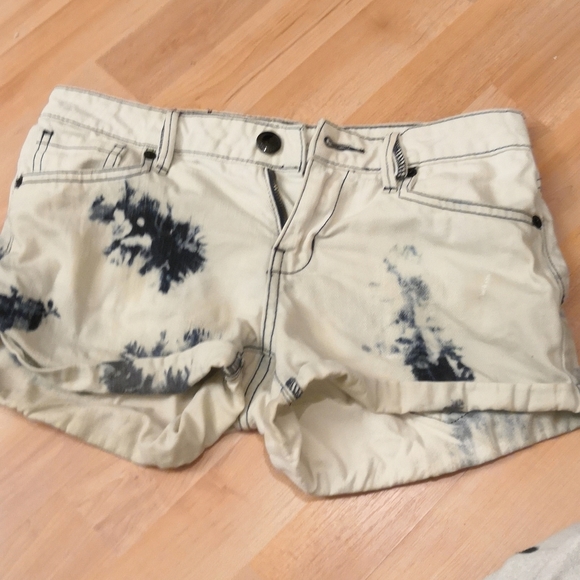 COPY - BCBG denim shorts - Picture 3 of 4